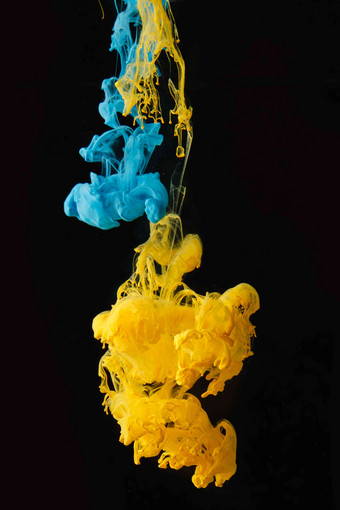蓝色和黄色墨水在水中创意清晰拍摄