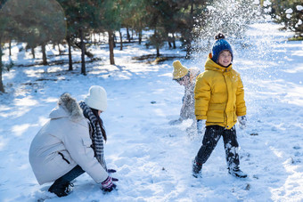 快乐的一家人在雪地上玩耍