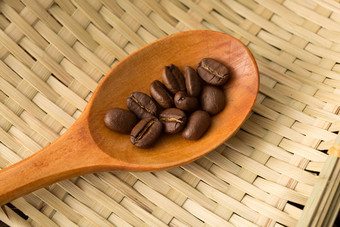 木勺里的咖啡豆简单清晰拍摄