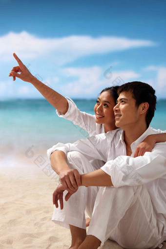 东方情侣在海边水高质量图片