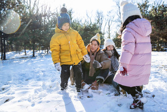 快乐的一家人在雪地上玩耍