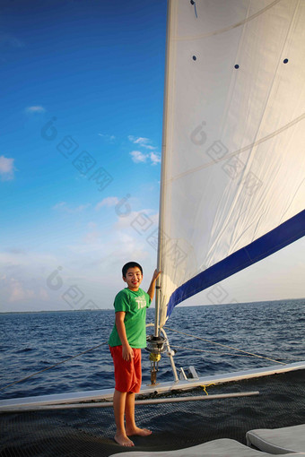 男孩在船上白昼高质量摄影图