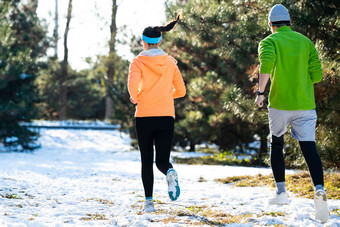 冬季青年情侣户外慢跑的背影愉悦高质量图片