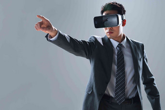 戴VR眼镜男士3D眼镜伸手指水平构图清晰相片
