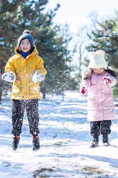 快乐儿童在雪地上玩耍