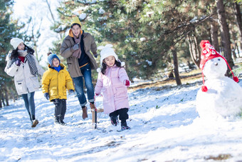 幸福的一家四口和雪人父亲照片