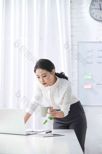 青年商务女人使用笔记本电脑办公