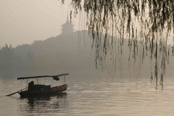浙江省杭州西湖雷峰塔船氛围摄影图