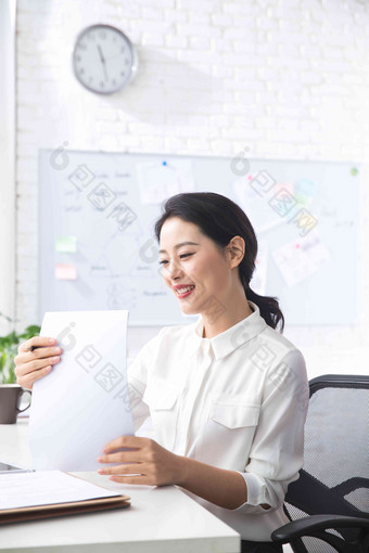 青年商务女人在办公