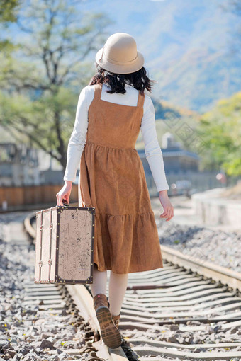 青年女人在铁轨上行走幸福相片