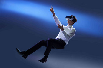 戴VR眼镜男士高科技触摸概念清晰影相