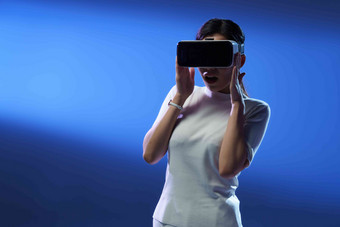 戴VR眼镜女士人工智能商务人士高端场景