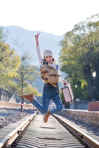 青年女人在铁轨上<strong>跳跃</strong>女人清晰场景