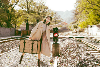 青年女人走在铁轨上郊游氛围相片