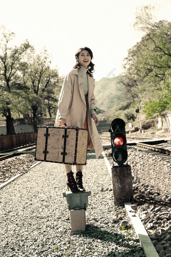 青年女人站在铁轨旁边一个人写实照片