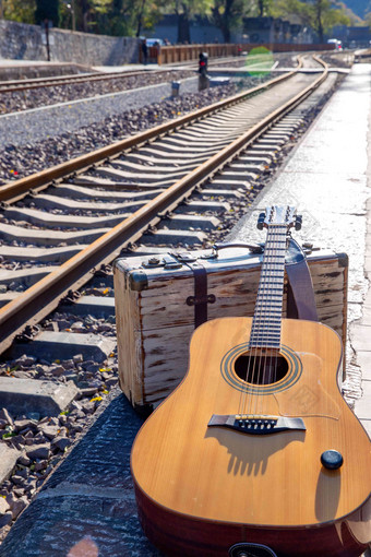 铁轨旁边的吉他和旅行箱郊区高质量影相