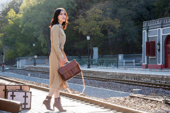 青年女人站在火车站站台上站着高质量摄影