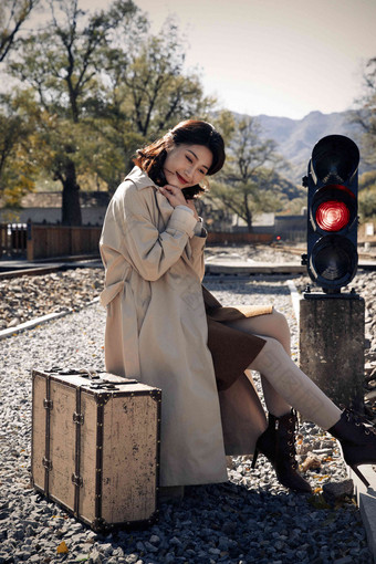 青年女人坐在铁轨旁边中国氛围素材