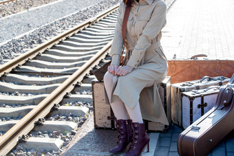 青年女人坐在铁轨上站台清晰影相