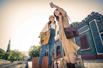 青年闺蜜在火车站站台两个人氛围图片