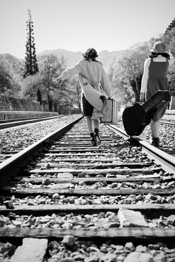 青年闺蜜走在铁轨上白昼高质量图片