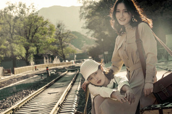青年闺蜜坐在火车站站台旁中国人写实镜头