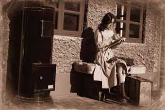 青年女人坐在火车站站台上<strong>看书</strong>怀旧高质量场景