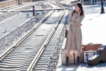 青年女人站在铁轨旁复古氛围镜头