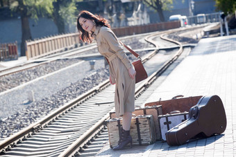 青年女人站在铁轨旁