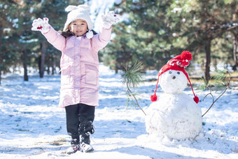 快乐的小女孩和雪人