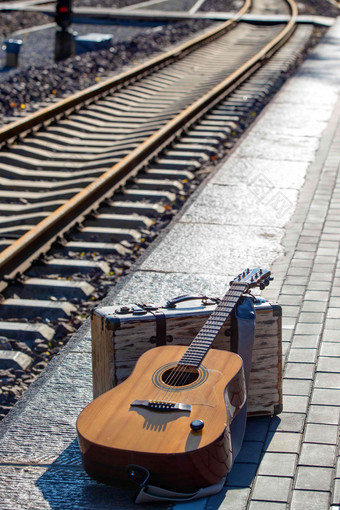 铁轨旁边的吉他和旅行箱传统文化镜头