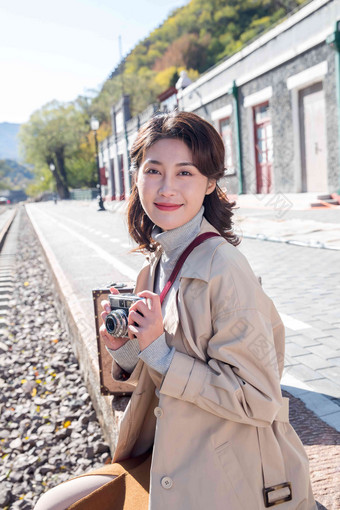 旅行的青年女人拿着照相机