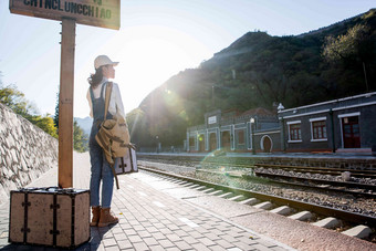 青年女人在火车站站台上复古氛围拍摄