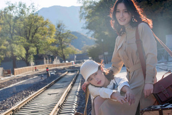 青年闺蜜在火车站站台背包高端摄影图
