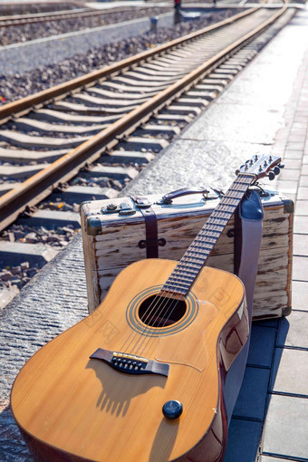 铁轨旁边的吉他和旅行箱探险高质量相片