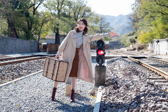 青年女人站在铁轨上铁轨轨道高质量影相