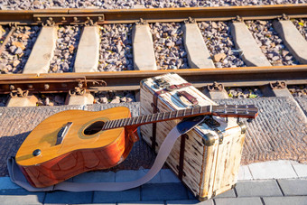 铁轨旁边的吉他和旅行箱中国文化镜头