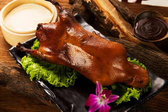 <strong>北京烤鸭</strong>特写烹饪健康的写实照片