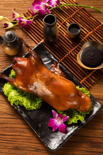 北京烤鸭桌子丰盛垂直构图高质量图片