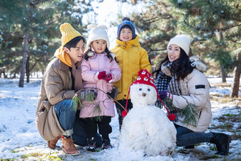 幸福的一家四口和雪人