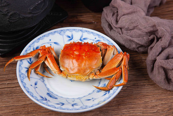 一只蒸好的螃蟹放在盘子里