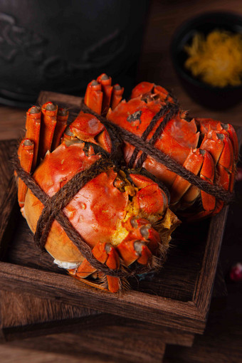 蒸好的螃蟹放在盘子里简单氛围素材