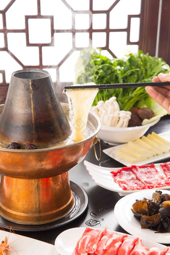 铜锅肥牛美味中国文化清晰场景