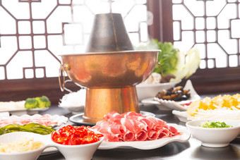 铜锅中国菜配菜涮羊肉高质量照片