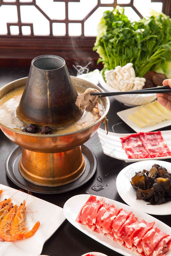 铜锅中国菜餐桌氛围摄影图