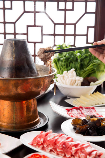 铜锅饮食烹调肉清晰图片