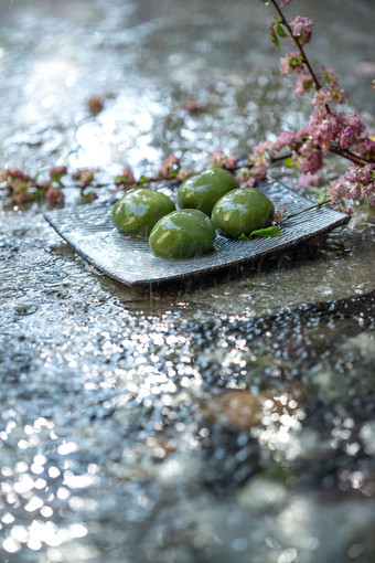 雨中的青团和桃花枝