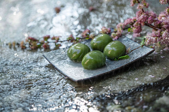 雨中的青团和桃花枝饮食文化清晰照片