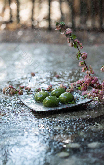 雨中的青团