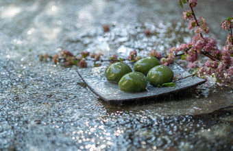 雨中的青团和桃花枝水面清晰图片